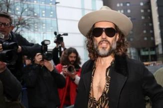 “Não conseguia respirar”, diz mulher que acusa Russell Brand de estupro